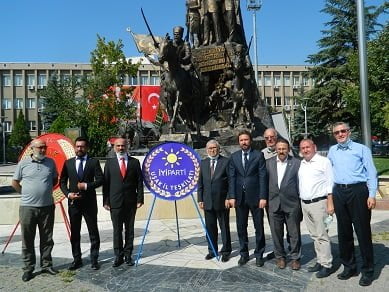 İyi Parti Uşak İl Teşkilatı 30 Ğaustos Zafer Bayramı Nedeniyle Atatürk Anıtı Önüne Çelenk Bıraktı.