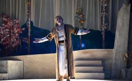 Trabzon Devlet Tiyatrosu, “Yunus’la Yürürken” oyununu Uşak’ta sahneledi
