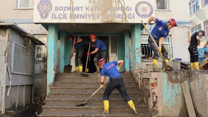 (PAK) Ekipleri Sel Felaketinde 300 Kişiyi Kurtardılar