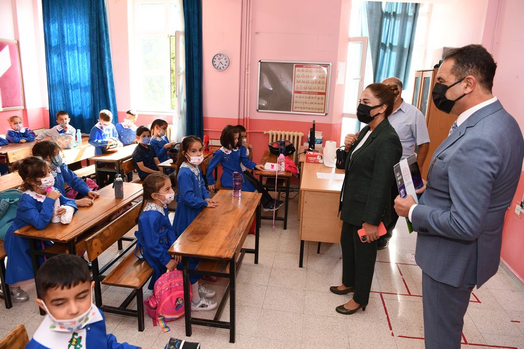 Vali Funda Kocabıyık 2021-2022 Eğitim-Öğretim Yılı’nın ilk gününde Aydın Turan İlkokulunu ziyaret etti.