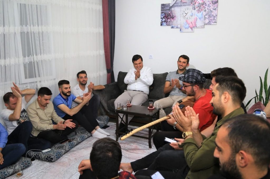 Uşak Belediye Başkanı Mehmet Çakın, Genç Kuşak Topluluğu tarafından düzenlenen bir organizasyonda Uşak Üniversitesi’nde okuyan öğrencilerin kendisine ilettiği davete katıldı.