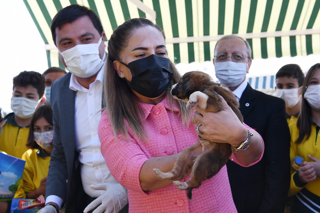 Uşak Belediyesi Hayvanları Koruma Günü dolayısıyla Hayvan Barınağında Programa  Düzenlendi