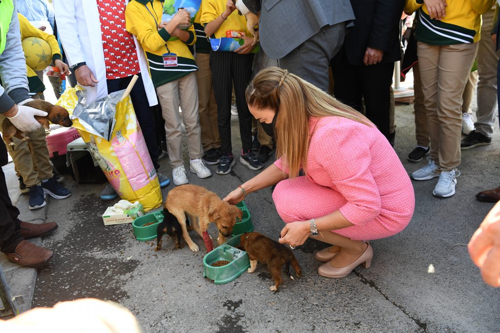 Uşak Belediyesi Hayvanları Koruma Günü dolayısıyla Hayvan Barınağında Programa  Düzenlendi