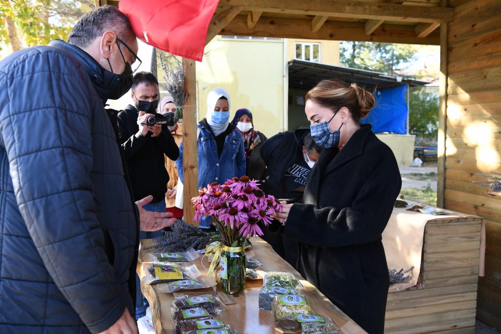 Vali Funda Kocabıyık, “Büyük oturak Doğal Yaşam Köyü” Projesi Kapsamında Tıbbi Aromatik Bitkilerin ilk Yağ Sıkımını Gerçekleştirdi. - DSC 8842