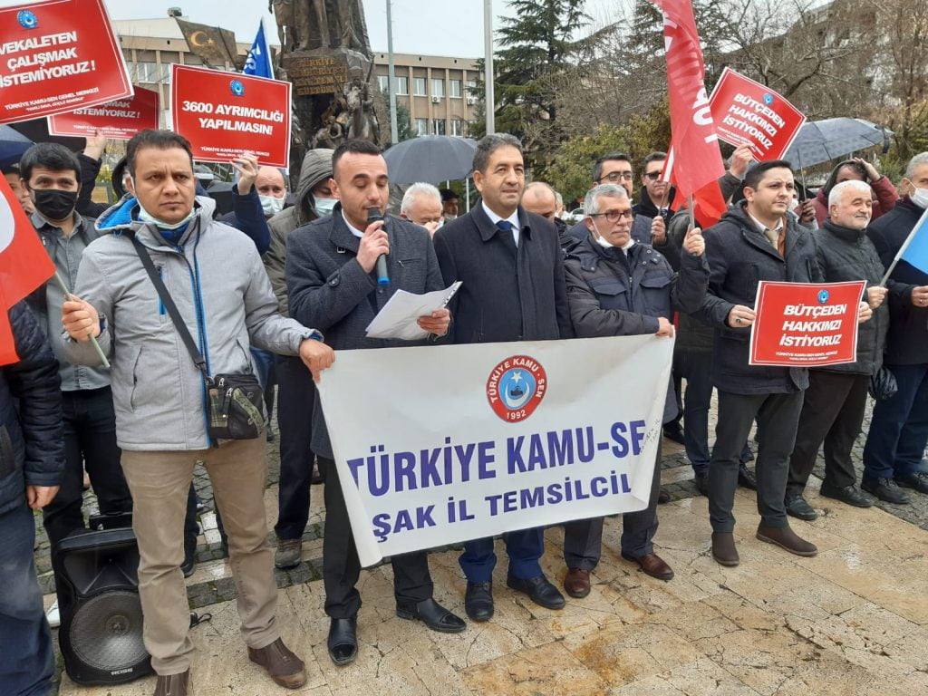 Türkiye Kamu-Sen Uşak İl Temsilcisi İrfan Kılınçer ’in basın açıklamasına yoğun katılım sağlandı. - WhatsApp Image 2021 12 15 at 19.12.20