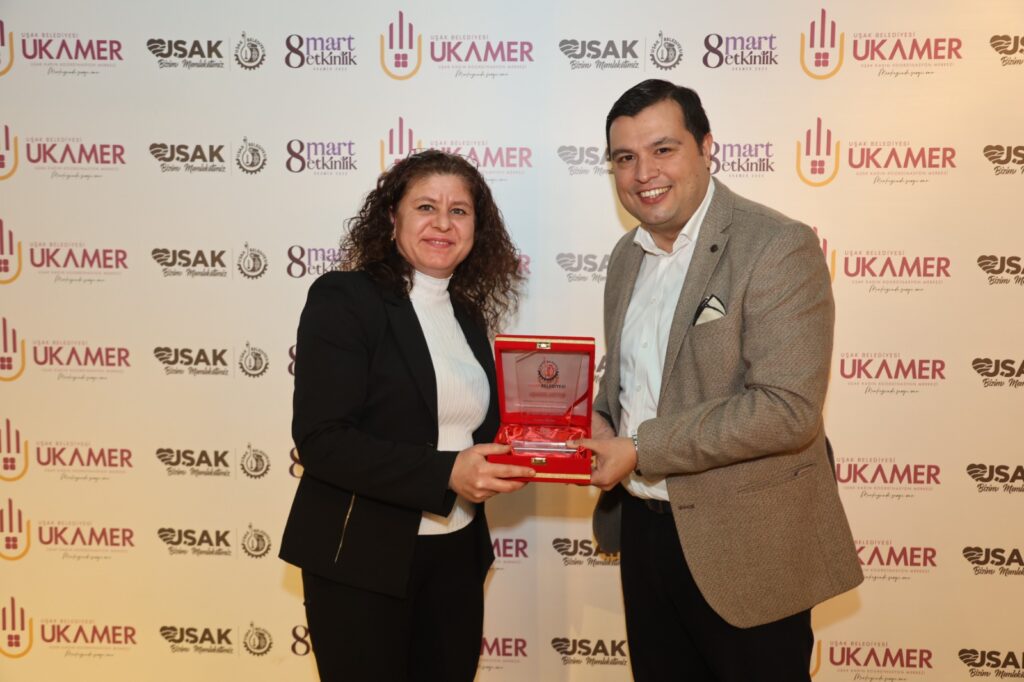 Uşak Belediye Başkanı Mehmet Çakın, 8 Mart Dünya Kadınlar Günü dolayısıyla düzenlenen İlham Veren Kadınlar toplantısına katıldı