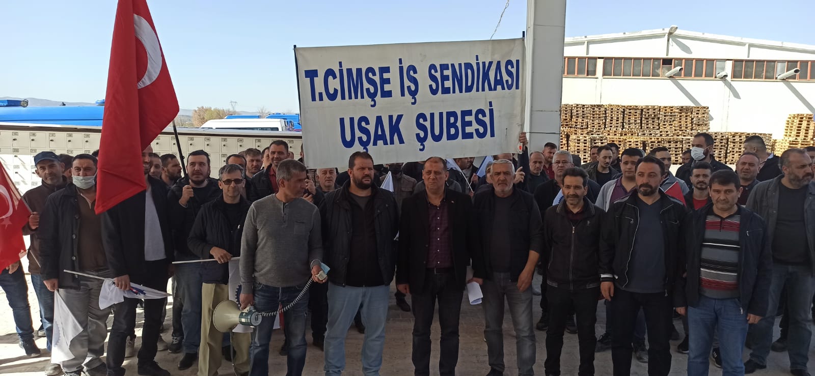 SERANOVA’ Fabrika Önünde  İşçinin Katılımı ile Bir Basın Açıklaması Düzenledi