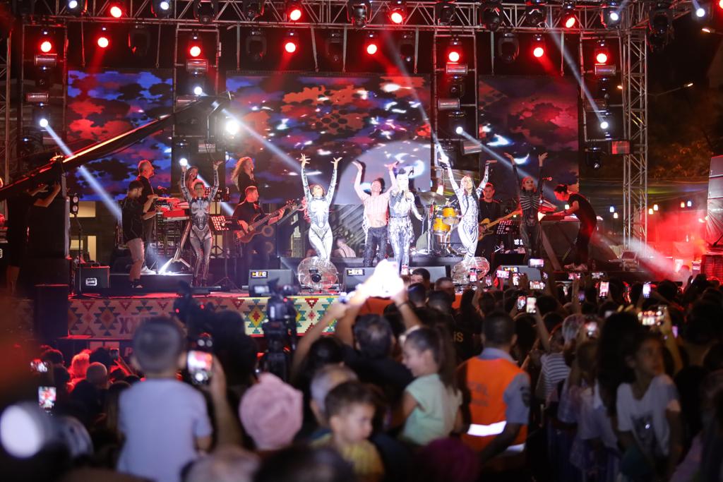 Eşme Turistik Kilim Kültür ve Sanat Festivali, Hande Yener Fırtınası Esti - 04621e13 22e4 4e95 96ce b39a7d81965c
