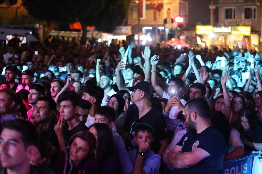 Eşme Turistik Kilim Kültür ve Sanat Festivali, Hande Yener Fırtınası Esti - 0fe90716 148b 4f28 9b1e d82ee263cce4