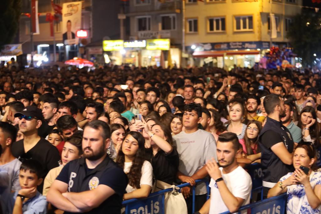 Eşme Turistik Kilim Kültür ve Sanat Festivali, Hande Yener Fırtınası Esti - 2ece9e94 125c 4ae4 86ae 408ae964892a