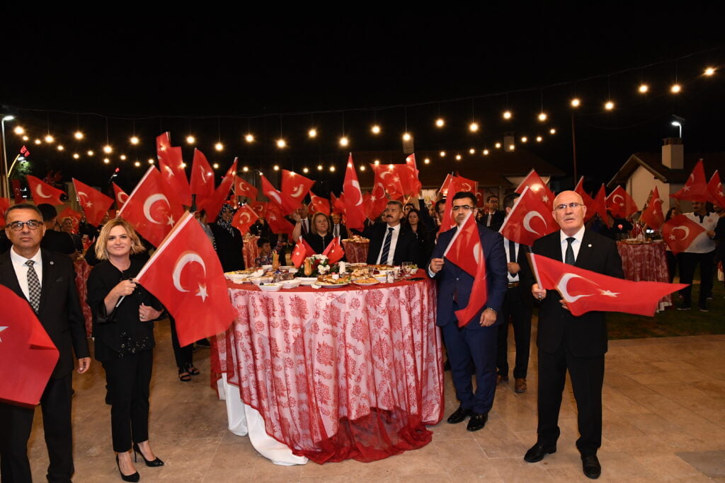 Vali Dr. Turan Ergün ve Eşi Hülya Ergün Hanımefendinin ev sahipliğinde 30 Ağustos Zafer Bayramı Kabul Töreni düzenlendi
