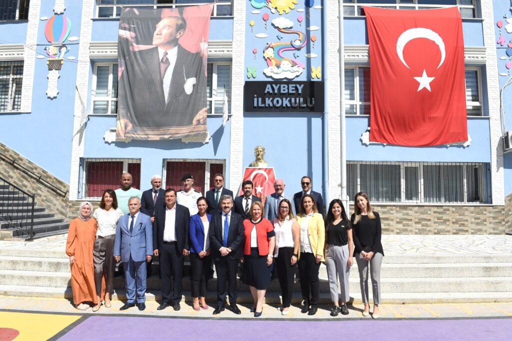 Vali Dr. Turan Ergün ve Eşi Hülya Ergün Hanımefendi Öğrencileri Ziyaret Etti