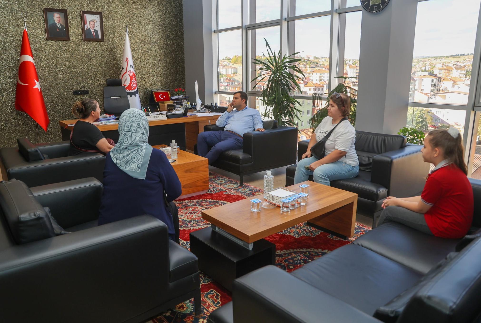 Uşak Belediye Başkanı Sayın Mehmet Çakın, Makamında Vatandaşları Ağırlayarak Talep Ve Önerilerini Dinledi.
