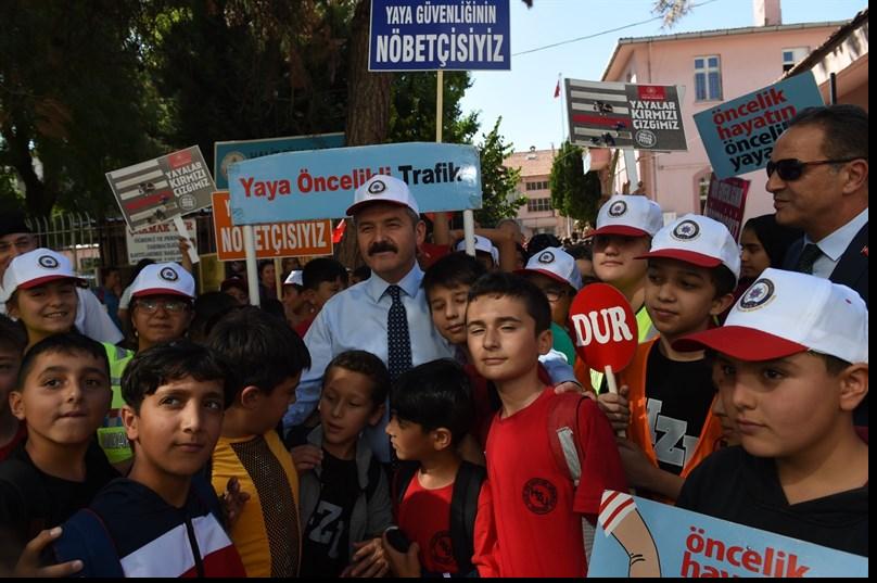 Vali Dr. Turan Ergün Öğrencilerle Birlikte “Önce Yaya” Etkinliğine Katıldı