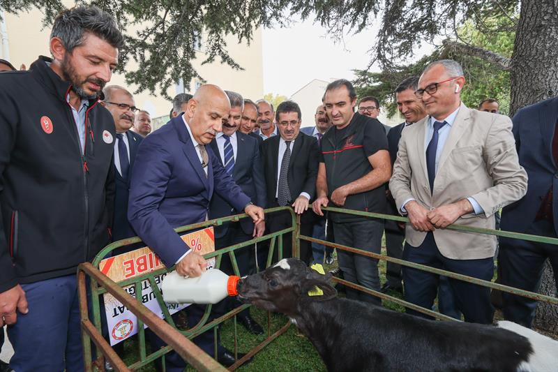 Tarım Ve Orman Bakanı Prof. Dr. Vahit Kirişci, Uşak,ta Tohum Dağıtım Törenine Katıldı.