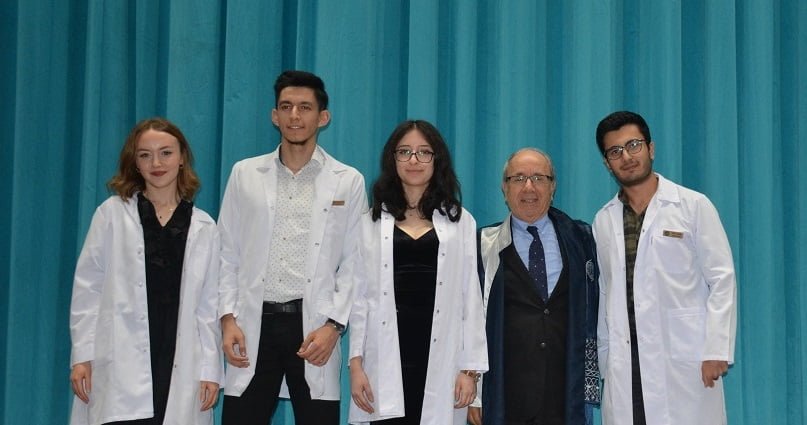 Uşak Üniversitesi Diş Hekimliği Fakültesi Öğrencileri Beyaz Önlük Giydi