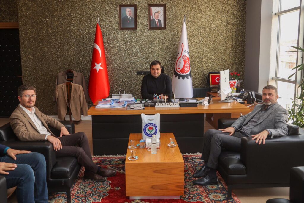 Eğitim Bir Sen Uşak Şube Başkanı Bilal Kara ve Yönetim Kurulu Üyeleri Belediye Başkanı Mehmet Çakın’ı Makamında Ziyaret Ettiler