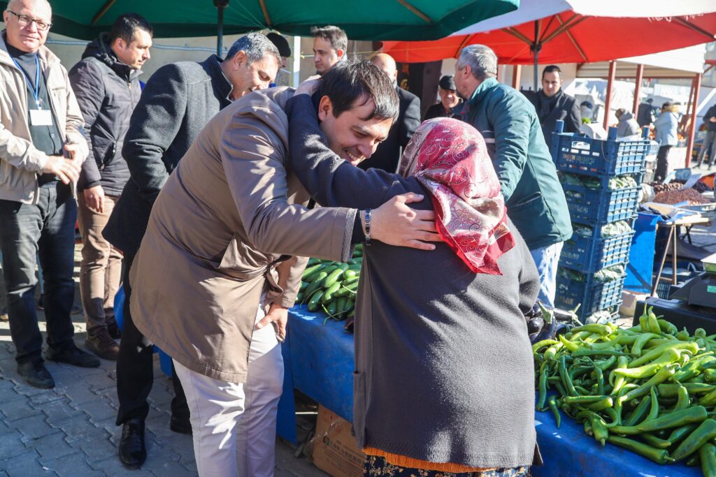 Uşak Belediye Başkanı Mehmet Çakın Çarşamba Pazarı Esnafı’na Ziyaret