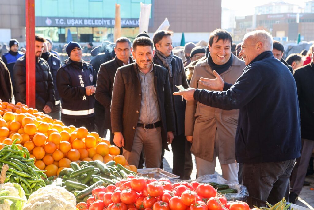 Uşak Belediye Başkanı Mehmet Çakın Çarşamba Pazarı Esnafı’na Ziyaret
