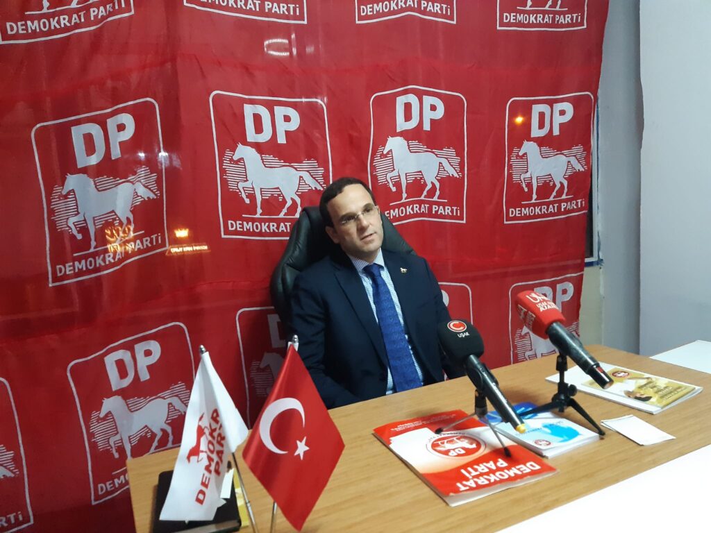 Demokrat Parti Genel Başkan Yardımcısı Faik Tunay bir dizi ziyaretler için Uşak’a geldi.