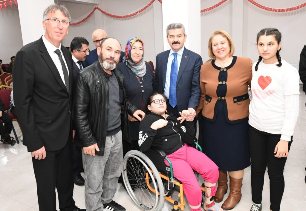 Vali Dr. Turan Ergün Ve Eşi Hülya Ergün Hanımefendi 3 Aralık Dünya Engelliler Günü Dolayısıyla Düzenlenen Etkinliğe Katıldı