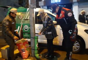 Uşak HAYDİ` Polisleri Sokak Hayvanlarını Besledi - usak haydi polisleri sokak hayvanlarini besledi
