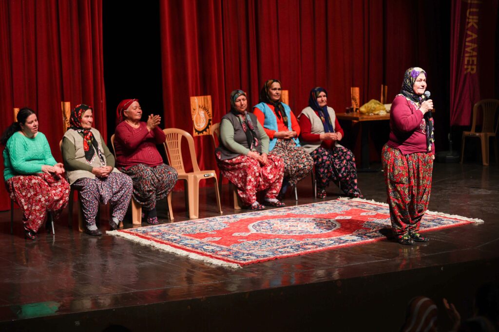 Uşak’ın Kadınları Tiyatronun Ünlü İsmi Ümmiye Koçak İle Bir Araya Geldi