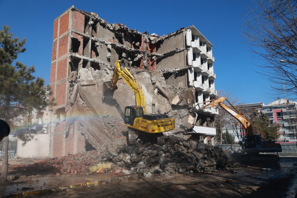 Uşak Belediye Başkanı Mehmet Çakın Girişimleri Harabe Görüntü Bina Yıkılmaya Başladı.