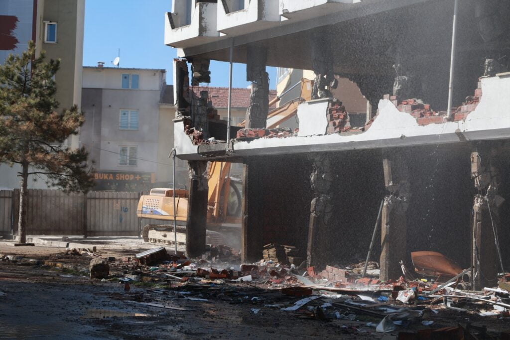 Uşak Belediye Başkanı Mehmet Çakın Girişimleri Harabe Görüntü Bina Yıkılmaya Başladı.