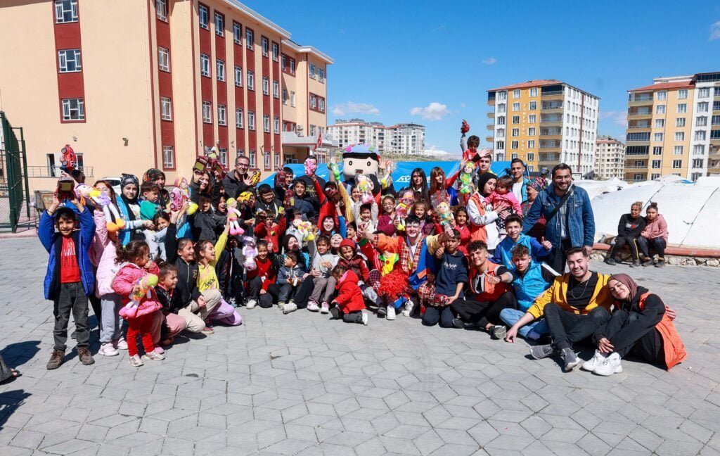 Uşak Belediyesi, Bu Kez Bünyesinde Faaliyet Gösteren Genç Kuşak Topluluğu Besni'de Yüzleri Güldürdü