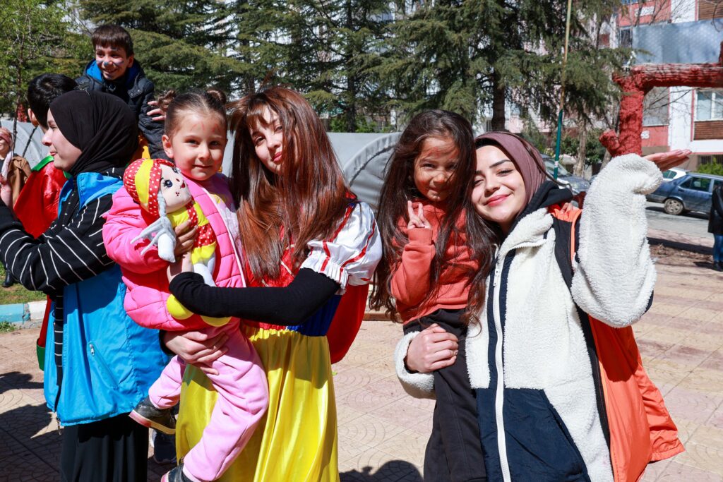 Uşak Belediyesi, Bu Kez Bünyesinde Faaliyet Gösteren Genç Kuşak Topluluğu Besni'de Yüzleri Güldürdü