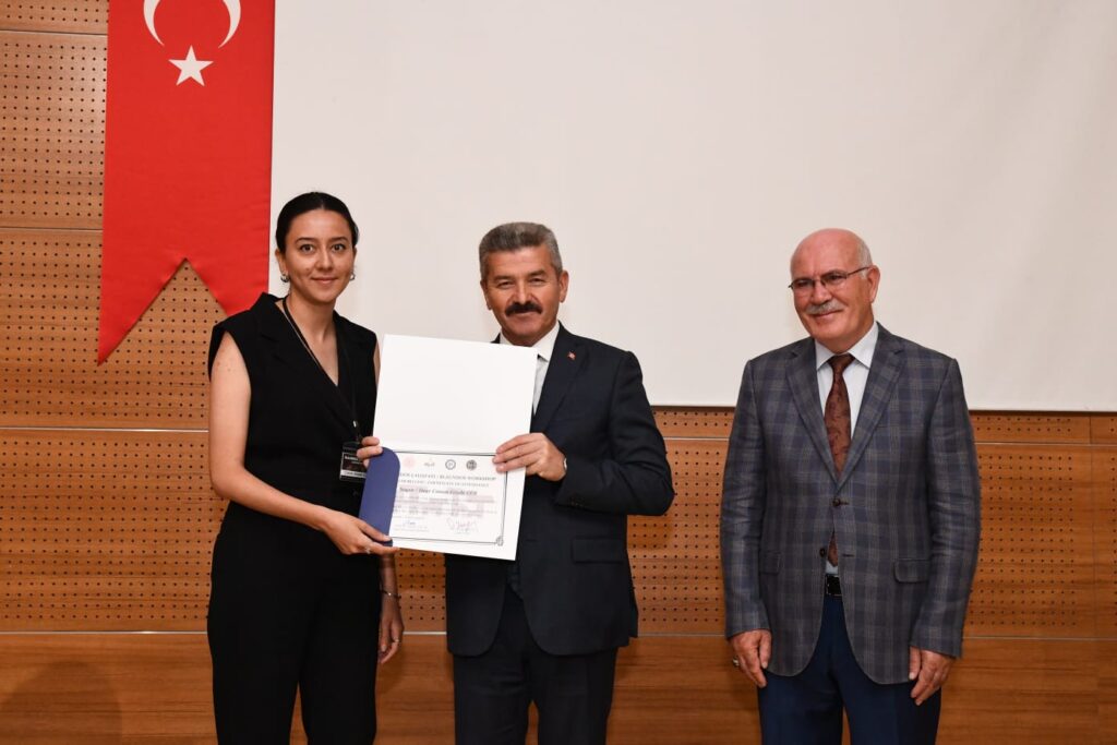 VALİ DR. TURAN ERGÜN, BLAUNDOS ANTİK KENTİ’NDE YAPILAN KAZI ÇALIŞMALARININ DEĞERLENDİRİLDİĞİ ÇALIŞTAYIN AÇILIŞI PROGRAMINA KATILDI