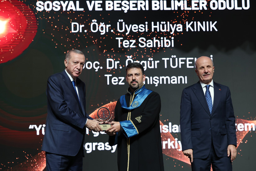 Uşak Üniversitesi Rektörü Prof. Dr. Ekrem Savaş Ödüllerini Cumhurbaşkanı Recep Tayyip Erdoğan’ın Elinden Aldı.
