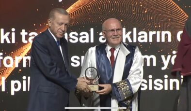 Uşak Üniversitesi Rektörü Prof. Dr. Ekrem Savaş Ödüllerini Cumhurbaşkanı Recep Tayyip Erdoğan’ın Elinden Aldı.