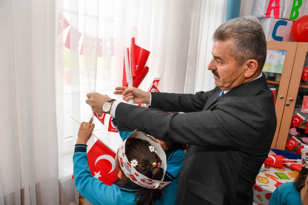 Uşak Vali Dr. Turan Ergün Cumhuriyet Bayramı'nda Okulun Süslenmesine Katıldı - F9RtvD5WoAAfk2l