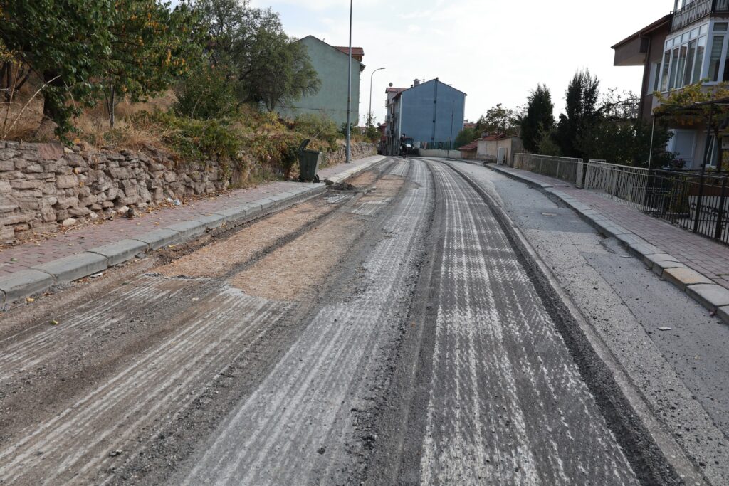 Uşak Belediyesi, Aybey Mahallesi Şehit Feridun Alabaş Caddesi'ndeki Yolu Yenileme Çalışmalarına Başladı.