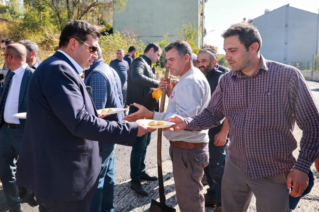 
Uşak Belediye Başkanı Mehmet Çakın, Şehit Feridun Alabaş Caddesi'ndeki asfalt serimi çalışmalarını yerinde inceledi.