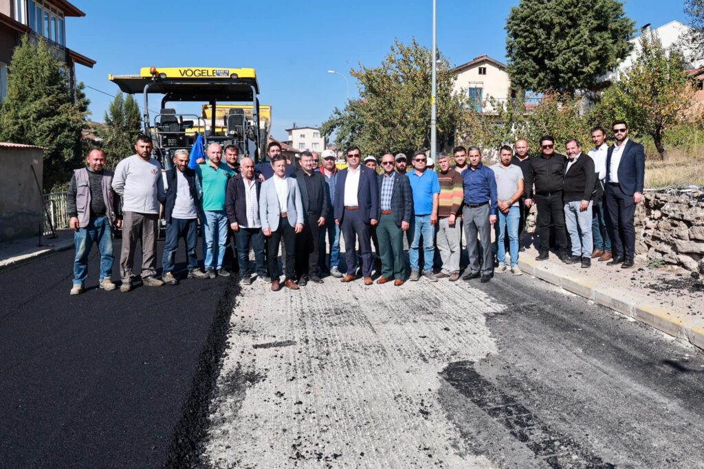 
Uşak Belediye Başkanı Mehmet Çakın, Şehit Feridun Alabaş Caddesi'ndeki asfalt serimi çalışmalarını yerinde inceledi.