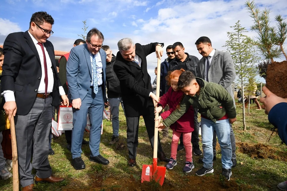 Uşak Valisi Turan Ergün, Işık Çakır Sultan Cemevi Bahçesinde Fidan Dikti