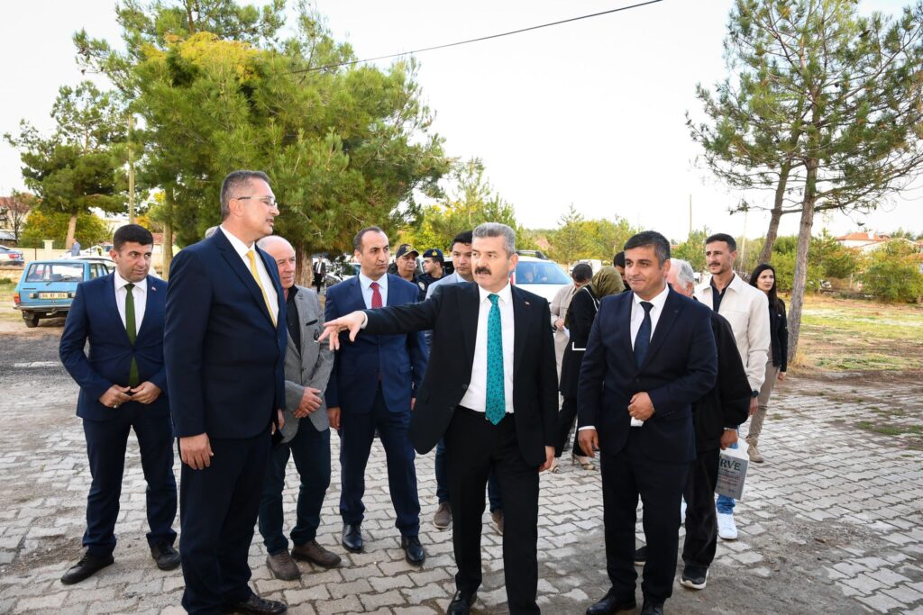 Uşak Valisi Dr. Turan Ergün, Şehit Ruhi Çetin İlk Ve Ortaokulu'nu Ziyaret Etti.