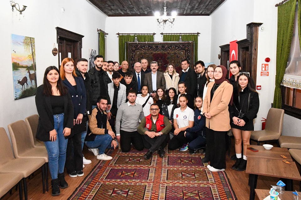 Uşak Valisi Dr. Turan Ergün, Gençlik Buluşması Programında Üniversite Öğrencileriyle Bir Araya Geldi