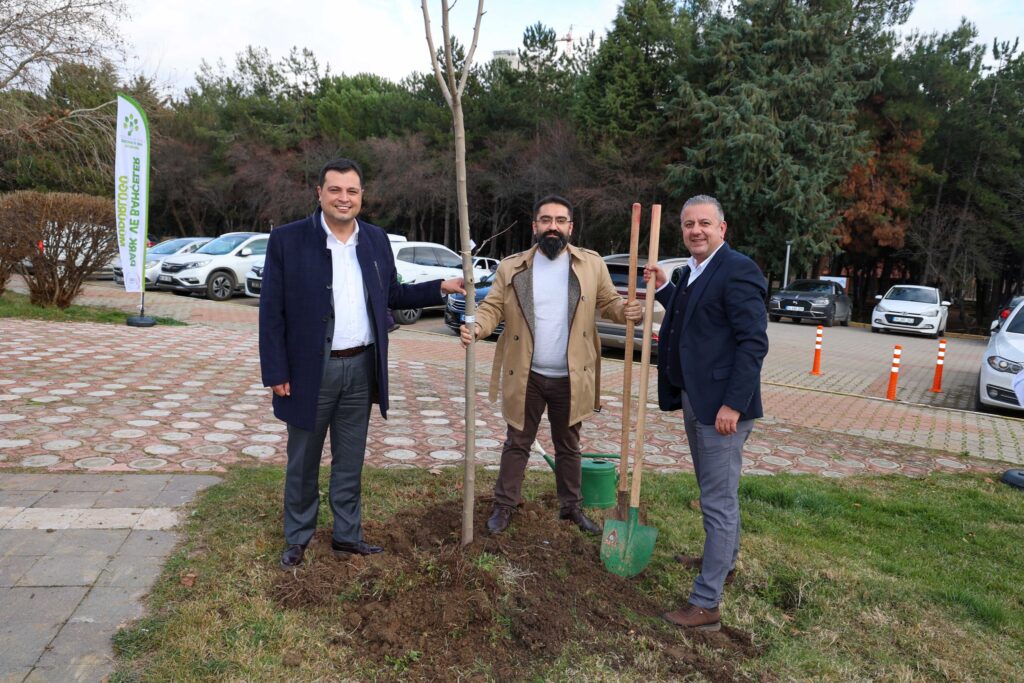 Yeşil Uşak İçin Bir Adım Daha: Ağaç Dikim Etkinliği Meclis Bahçesinde Gerçekleştirildi