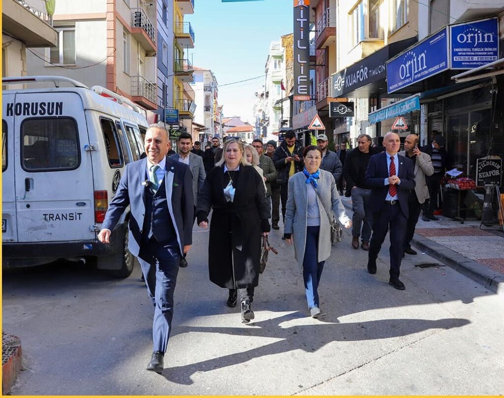 İYİ Parti Uşak Belediye Başkan Adayı Muhammet Gür, Küçük Çarşı'daki Esnafları Ziyaret Etti