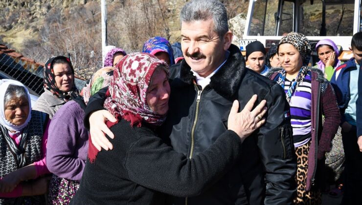 Uşak Valisi Dr. Turan Ergün, Karacahisar Köyü’nde Heyelan Nedeniyle Mağdur Olan Vatandaşlarla Bir Araya Geldi