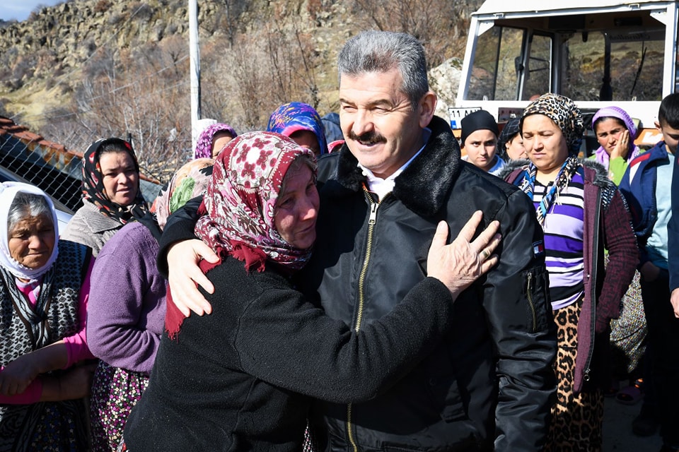 Uşak Valisi Dr. Turan Ergün, Karacahisar Köyü'nde Heyelan Nedeniyle Mağdur Olan Vatandaşlarla Bir Araya Geldi