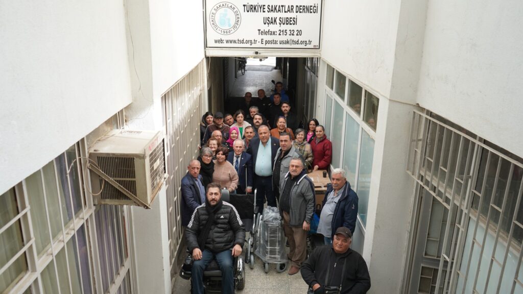 MHP Uşak Belediye Başkan Adayı Sezer Ateş, Engelsiz Yaşam Derneği İl Başkanı ve Engelli Vatandaşlarla Bir Araya Geldi