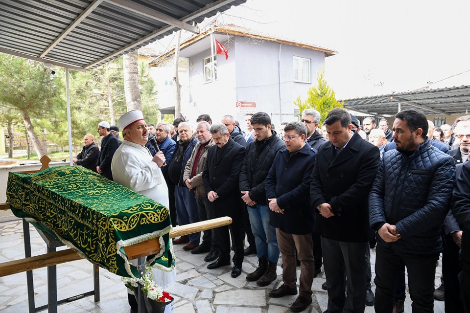 Vali Dr. Turan Ergün, Uşak Milletvekili Fahrettin Tuğrul'un Kayınpederi Ali Osman Özcan'ın Cenaze Törenine Katıldı - 426323766 697320832572122 3681250986579109210 n 1