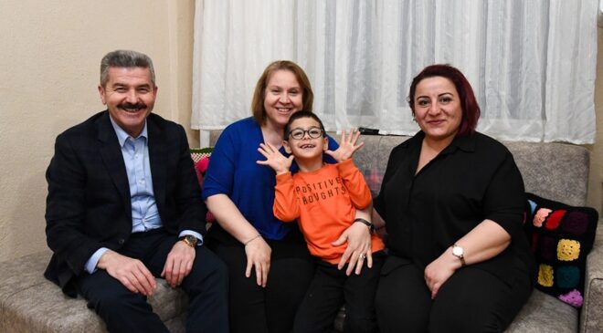 Uşak Valisi Dr. Turan Ergün ve Eşi Hülya Ergün Hanımefendi, Karaaslan Ailesinin İftar Sofrasında Misafir Oldular