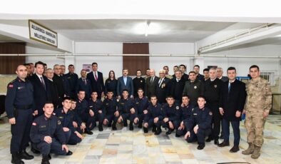 Vali Dr. Turan Ergün Jandarma Komutanlığında İftar Yemeğinde Askerlerle Bir Araya Geldi