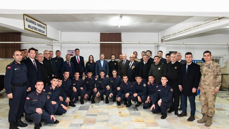 Vali Dr. Turan Ergün Jandarma Komutanlığında İftar Yemeğinde Askerlerle Bir Araya Geldi